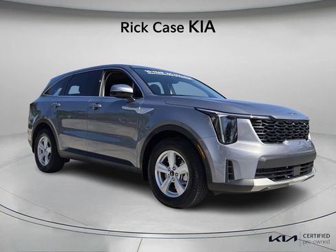 Certified 2025 Kia Sorento LX image 9