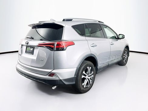 Used 2018 Toyota RAV4 LE image 9