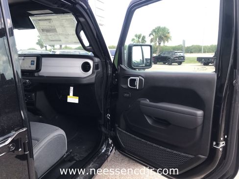 New 2025 Jeep Gladiator Sport image 17