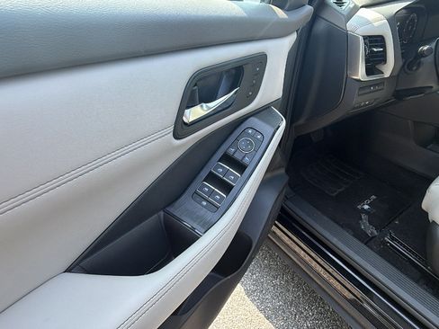 Used 2025 Nissan Rogue SL w/ SL Premium Package FWD image 15