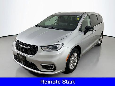 Used 2024 Chrysler Pacifica Touring-L image 3