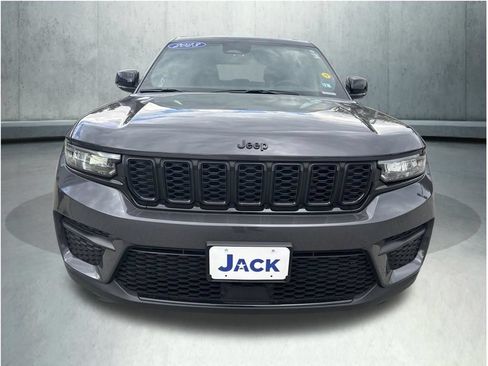 Used 2023 Jeep Grand Cherokee Altitude AWD/4WD image 11