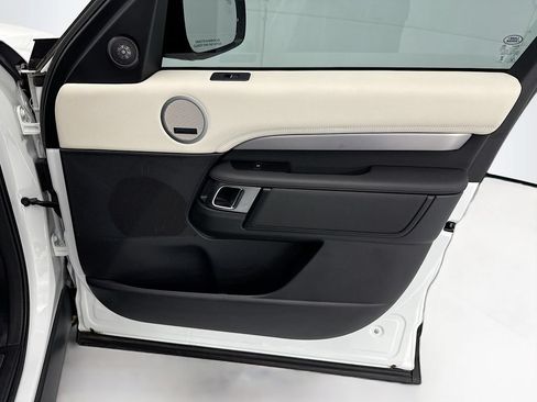 Used 2024 Land Rover Discovery Dynamic SE AWD/4WD image 25