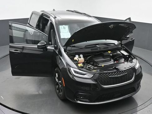 Used 2023 Chrysler Pacifica Limited w/ S Appearance Package FWD image 65