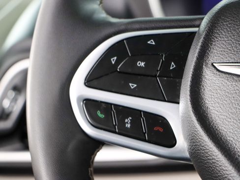 Used 2023 Chrysler Pacifica Touring-L image 13