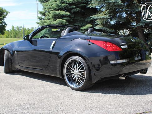 Used 2006 Nissan 350Z Touring RWD image 2