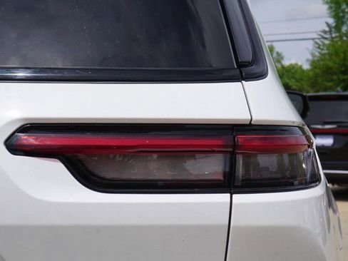 Used 2024 Jeep Grand Cherokee L Altitude AWD/4WD image 17