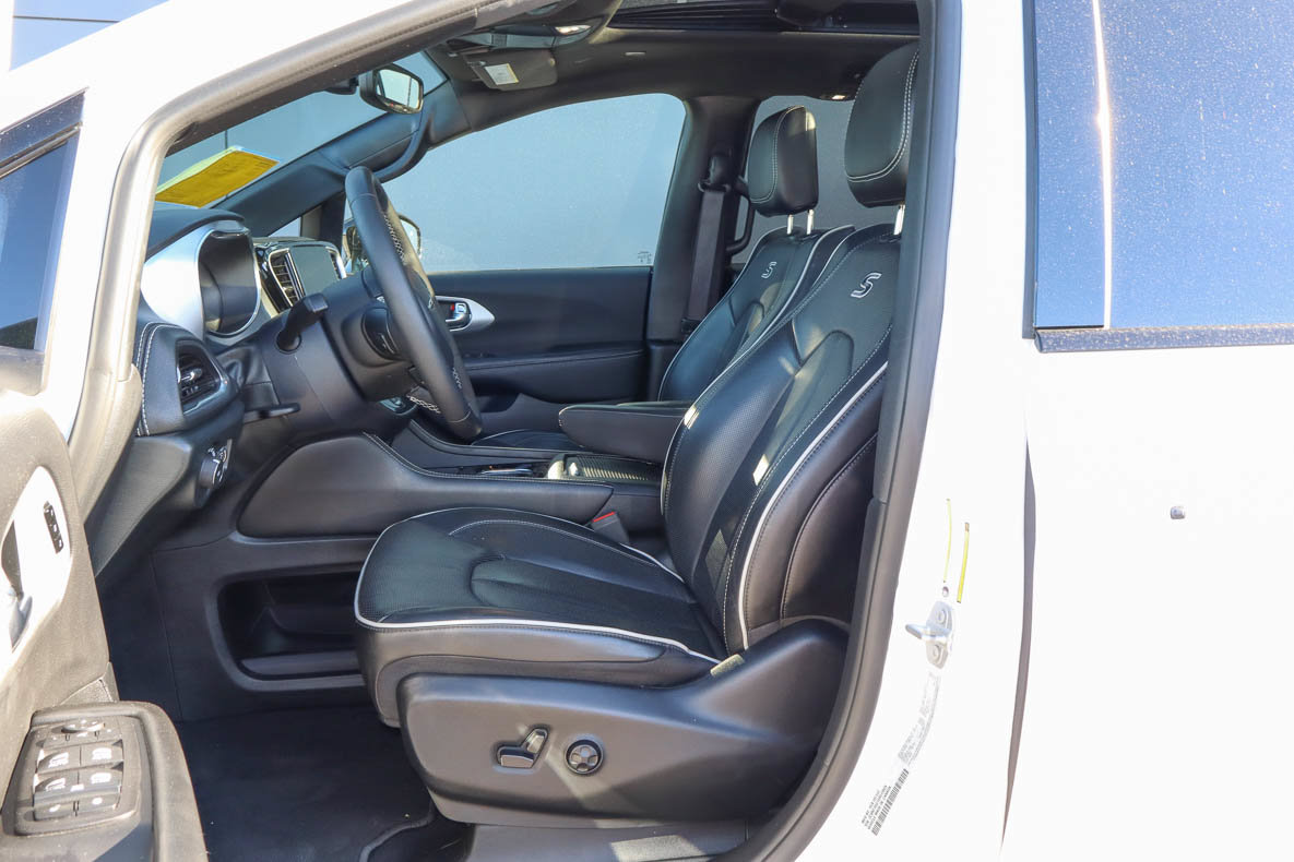 Used 2025 Chrysler Pacifica Limited FWD image 7