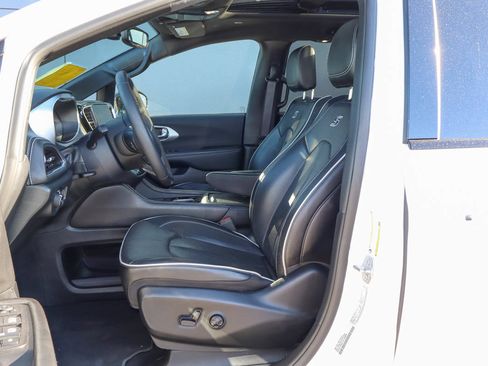 Used 2025 Chrysler Pacifica Limited FWD image 7