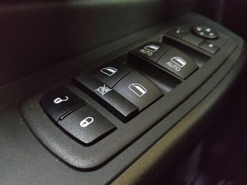 Used 2022 Jeep Cherokee Trailhawk w/ Comfort/Convenience Group AWD/4WD image 27