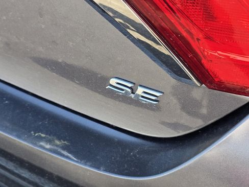 Used 2016 Toyota Camry SE image 9