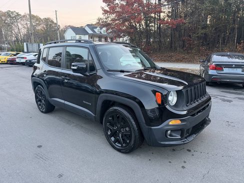 Used 2018 Jeep Renegade Altitude FWD image 3