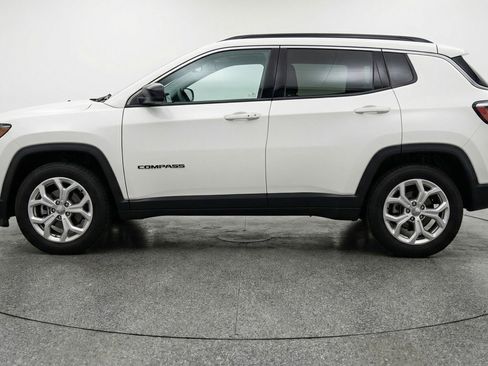 Used 2025 Jeep Compass Latitude AWD/4WD image 5
