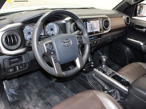 Used 2018 Toyota Tacoma Limited image 21