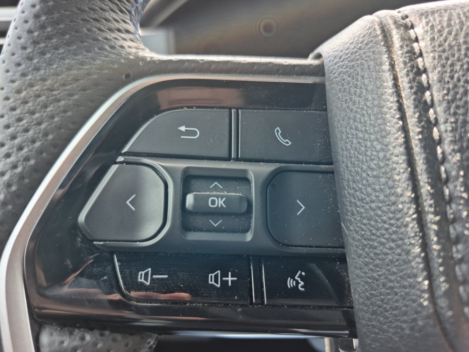 Used 2025 Toyota Sequoia Platinum AWD/4WD image 28