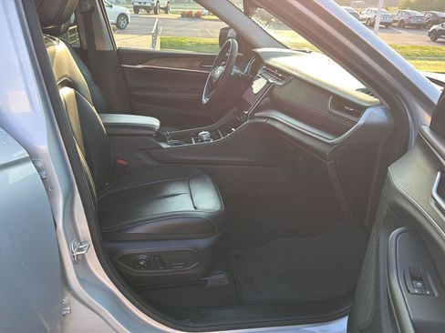 Used 2024 Jeep Grand Cherokee L Limited AWD/4WD image 15