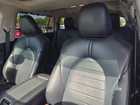 Used 2021 Toyota Highlander XLE image 25