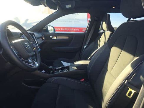 Used 2025 Volvo XC40 B5 Plus image 3