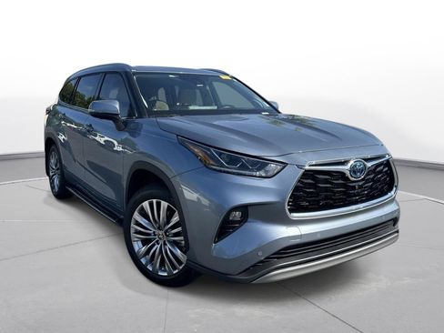 Used 2024 Toyota Highlander Platinum AWD/4WD image 4