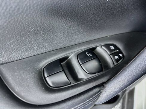 Used 2017 Nissan Rogue SV FWD image 17