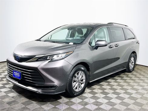 Certified 2022 Toyota Sienna LE image 4