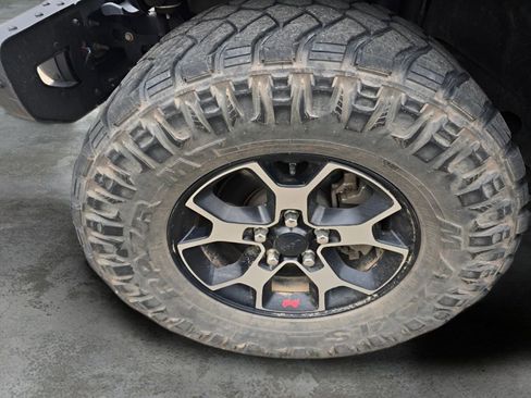 Used 2018 Jeep Wrangler Unlimited Rubicon w/ Dual Top Group AWD/4WD image 13