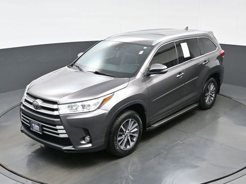 Used 2019 Toyota Highlander XLE AWD/4WD image 35