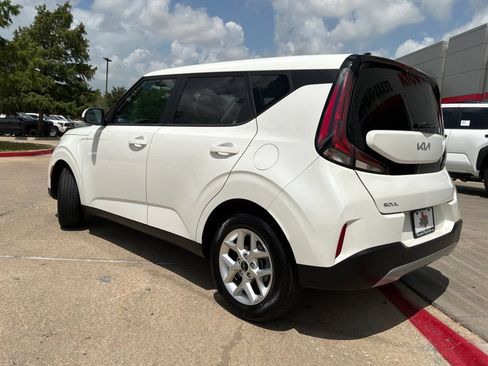 Used 2025 Kia Soul LX w/ LX Technology Package FWD image 8