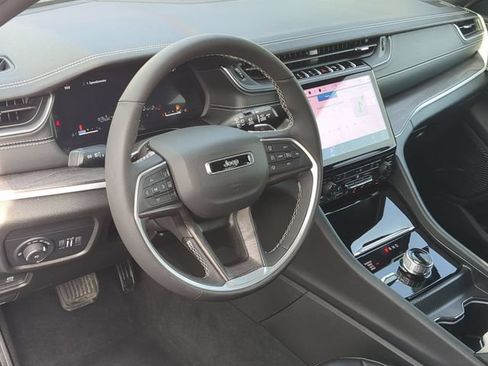 Used 2025 Jeep Grand Cherokee L Limited AWD/4WD image 2