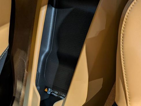 Used 2022 Chevrolet Corvette Stingray Premium Cpe w/ Z51 Performance Package image 17