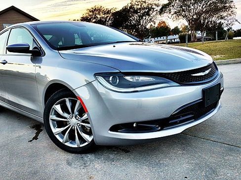 Used 2016 Chrysler 200 S image 2
