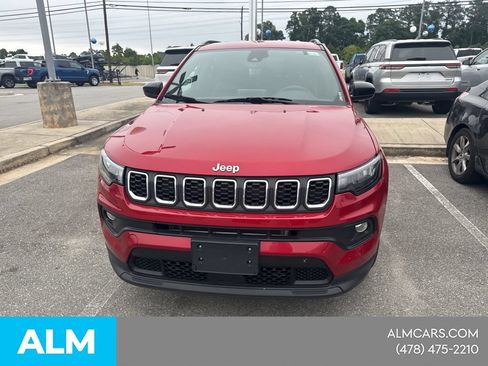 Used 2025 Jeep Compass Latitude AWD/4WD image 3
