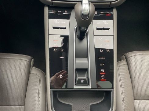 Certified 2025 Porsche Macan image 36