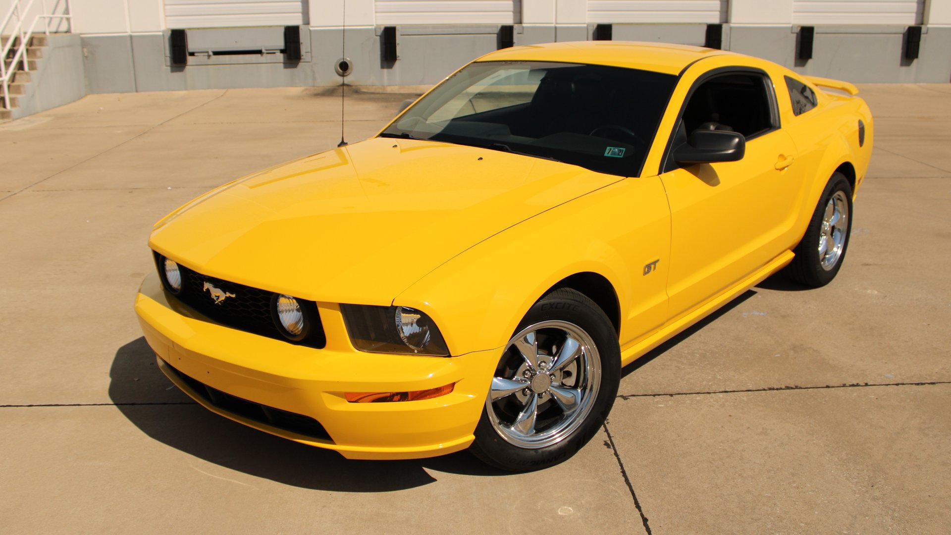 Used 2005 Ford Mustang GT RWD image 2