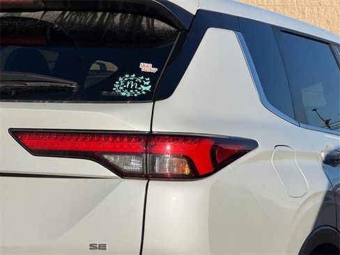 Used 2024 Mitsubishi Outlander SE image 17