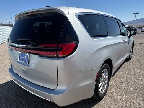 Used 2024 Chrysler Pacifica Touring-L FWD image 5