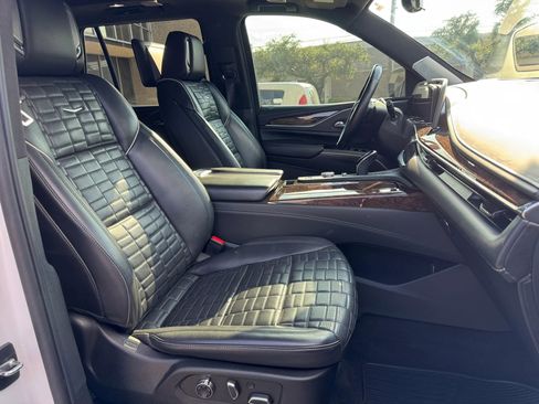 Used 2022 Cadillac Escalade Sport Platinum w/ LPO, ONYX Package AWD/4WD image 17