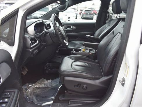 Used 2018 Chrysler Pacifica Touring-L w/ Premium Audio Group image 13