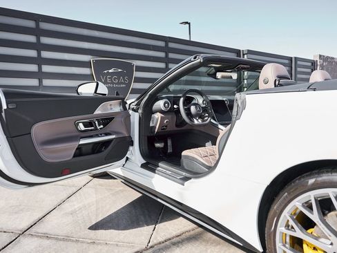 Used 2023 Mercedes-Benz SL 63 AMG 4MATIC image 30