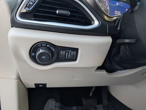 Used 2024 Chrysler Pacifica Touring-L image 9