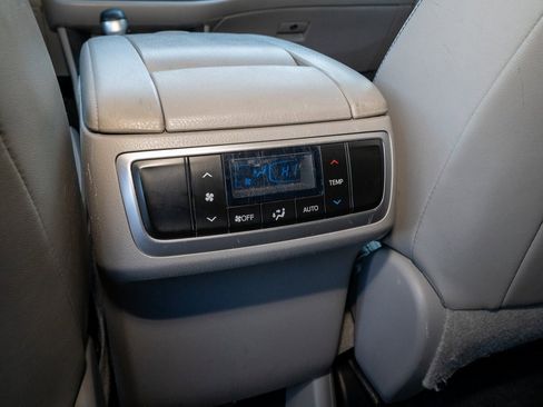 Used 2015 Toyota Highlander LE image 18