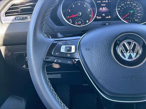 Used 2021 Volkswagen Tiguan SE w/ Panoramic Sunroof Package image 23