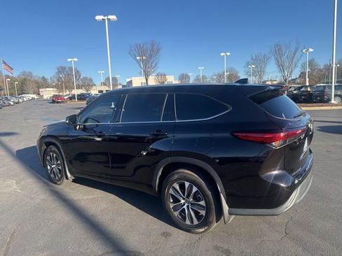 Used 2022 Toyota Highlander XLE image 6