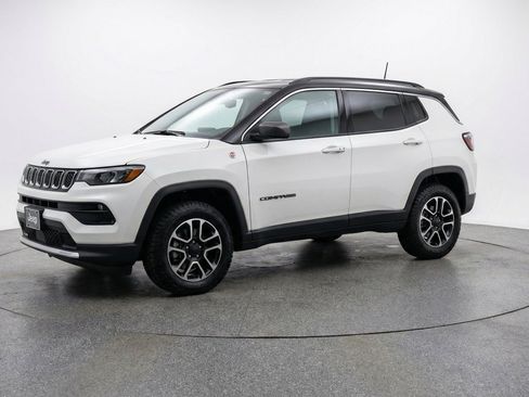 Used 2025 Jeep Compass Trailhawk AWD/4WD image 3