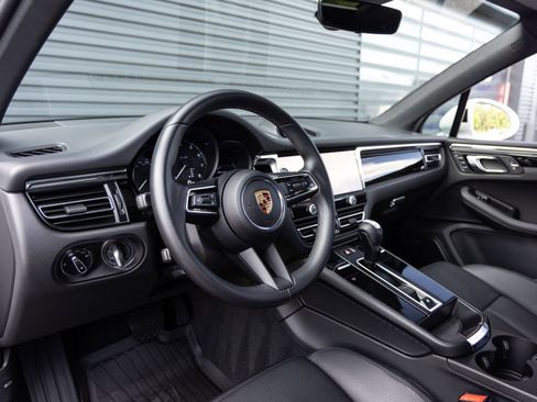 Certified 2025 Porsche Macan AWD/4WD image 4
