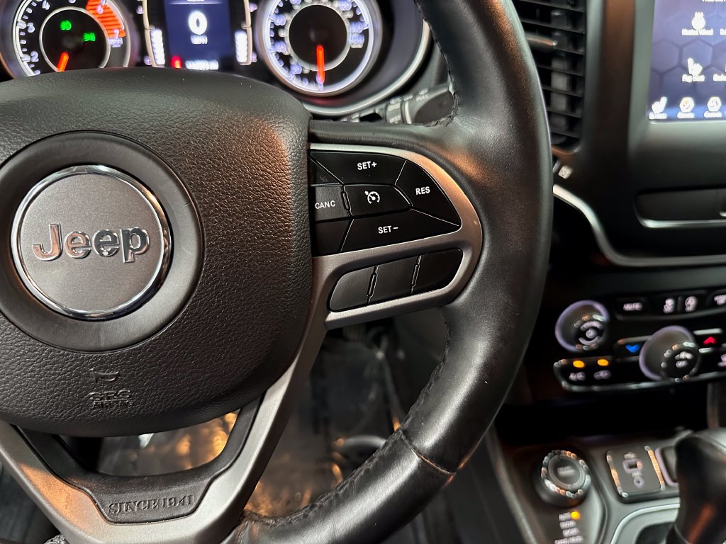 Used 2019 Jeep Cherokee Latitude Plus w/ Cold Weather Group AWD/4WD image 16