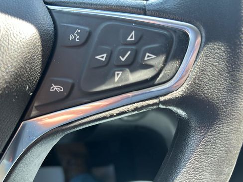 Used 2018 Chevrolet Equinox LT FWD image 19