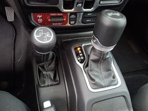 Used 2025 Jeep Wrangler Unlimited Rubicon 4xe w/ Safety Group AWD/4WD image 14