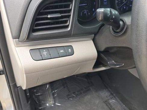 Used 2020 Hyundai Elantra SE FWD image 11