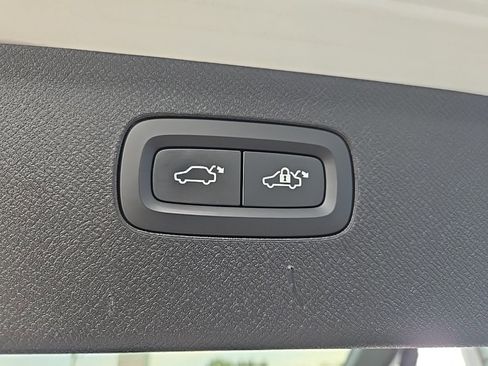 Used 2021 Volvo XC90 T6 Momentum image 98